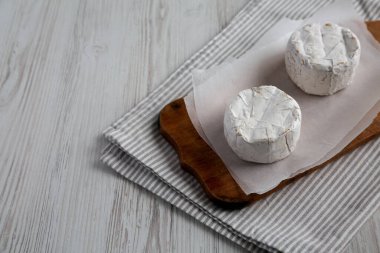 Kırsal ahşap bir tahtanın üzerinde Alp Mavisi Peyniri, yan görüş. Boşluğu kopyala.