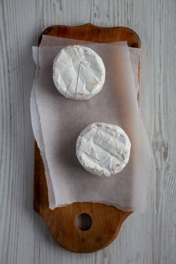Kırsal ahşap bir tahtanın üzerinde Alp Mavi Peyniri, üst manzara. Dümdüz, tepeden, yukarıdan. 