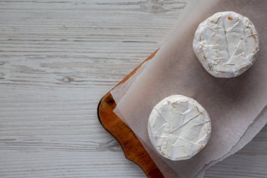 Kırsal ahşap bir tahtanın üzerinde Alp Mavi Peyniri, üst manzara. Dümdüz, tepeden, yukarıdan. Boşluğu kopyala. 