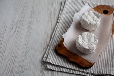 Kırsal ahşap bir tahtanın üzerinde Alp Mavisi Peyniri, yan görüş. Boşluğu kopyala.