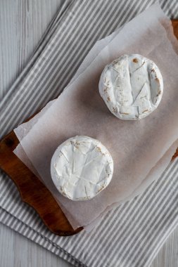 Kırsal ahşap bir tahtanın üzerinde Alp Mavi Peyniri, üst manzara. Dümdüz, tepeden, yukarıdan. 