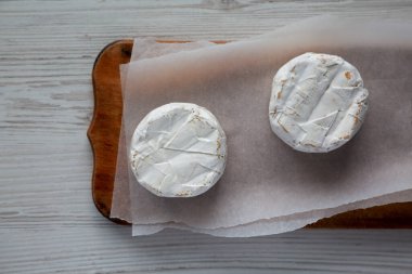 Kırsal ahşap bir tahtanın üzerinde Alp Mavi Peyniri, üst manzara. Dümdüz, tepeden, yukarıdan. 