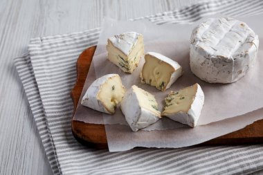 Kırsal tahta üzerinde Alp Mavisi Peyniri, alçak açılı.. 