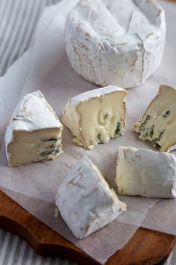 Kırsal tahta üzerinde Alp Mavisi Peyniri, alçak açılı.. 