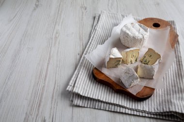 Kırsal ahşap bir tahtanın üzerinde Alp Mavisi Peyniri, yan görüş. Metin için boşluk.