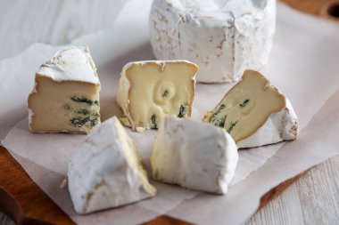 Kırsal ahşap bir tahtanın üzerinde Alp Mavisi Peyniri, yan görüş. Yakın plan..