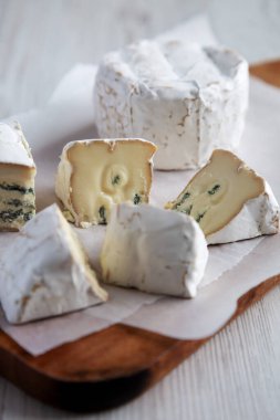 Kırsal ahşap bir tahtanın üzerinde Alp Mavisi Peyniri, yan görüş. Yakın plan..