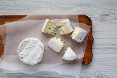 Kırsal ahşap bir tahtanın üzerinde Alp Mavi Peyniri, üst manzara. Dümdüz, tepeden, yukarıdan. 