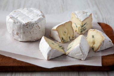 Kırsal ahşap bir tahtanın üzerinde Alp Mavisi Peyniri, yan görüş. Yakın plan..