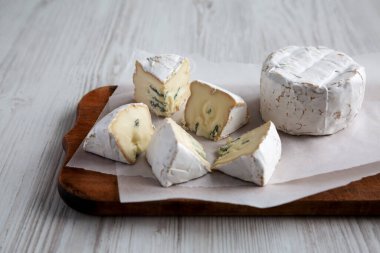 Kırsal ahşap bir tahtanın üzerinde Alp Mavisi Peyniri, yan görüş. Yakın plan..