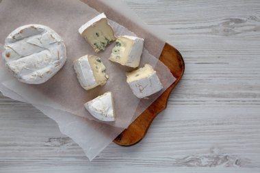 Kırsal ahşap bir tahtanın üzerinde Alp Mavi Peyniri, üst manzara. Dümdüz, tepeden, yukarıdan. Metin için boşluk.