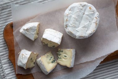 Kırsal ahşap bir tahtanın üzerinde Alp Mavi Peyniri, üst manzara. Dümdüz, tepeden, yukarıdan.