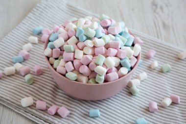 Gökkuşağı Fruity Mini Marshmallowları Pembe Kasede, yan görünüm. 