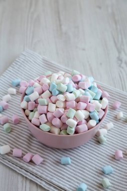 Pembe kâse içinde Gökkuşağı Fruity Mini Marshmallowları, yan görüş. Boşluğu kopyala.