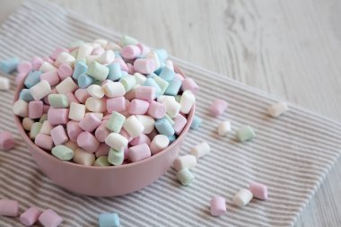 Gökkuşağı Fruity Mini Marshmallowları Pembe Kasede, yan görünüm. 