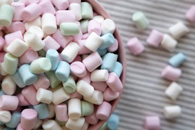 Gökkuşağı Fruity Mini Marshmallow 'u pembe kasede, en iyi manzara. Dümdüz, tepeden, yukarıdan.