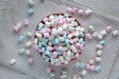 Gökkuşağı Fruity Mini Marshmallow 'u pembe kasede, en iyi manzara. Dümdüz, tepeden, yukarıdan.