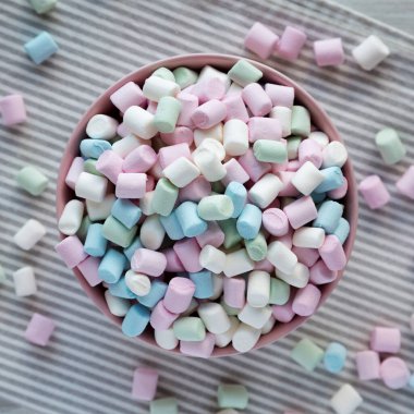Gökkuşağı Fruity Mini Marshmallow 'u pembe kasede, en iyi manzara. Dümdüz, tepeden, yukarıdan.