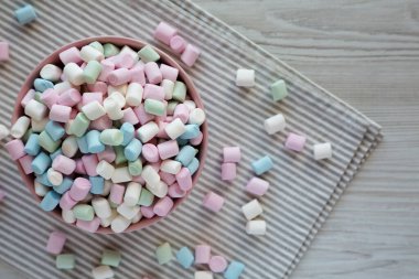 Gökkuşağı Fruity Mini Marshmallow 'u pembe kasede, en iyi manzara. Dümdüz, tepeden, yukarıdan. Metin için boşluk.