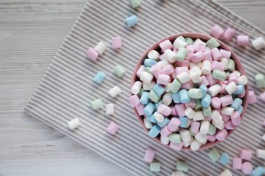 Gökkuşağı Fruity Mini Marshmallow 'u pembe kasede, en iyi manzara. Dümdüz, tepeden, yukarıdan. Boşluğu kopyala.
