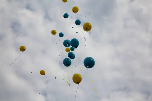 黄色と青の風船空を飛ぶ — ストック写真