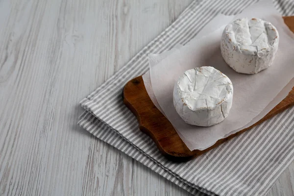 Kırsal ahşap bir tahtanın üzerinde Alp Mavisi Peyniri, yan görüş. Boşluğu kopyala.