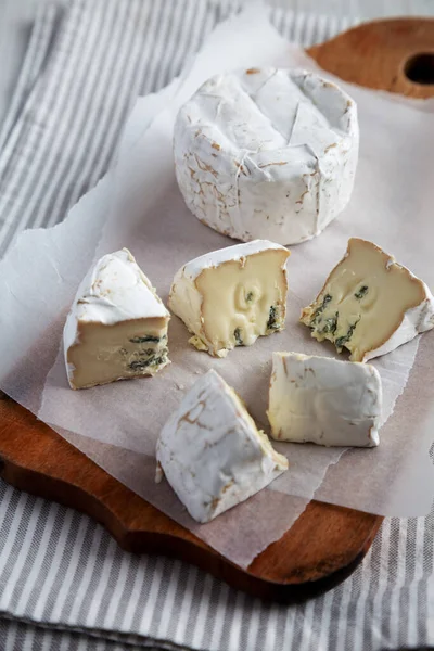 Alpine Blue Cheese Una Tavola Legno Rustico Vista Laterale — Foto Stock