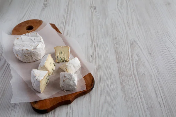 Kırsal ahşap bir tahtanın üzerinde Alp Mavisi Peyniri, yan görüş. Boşluğu kopyala.