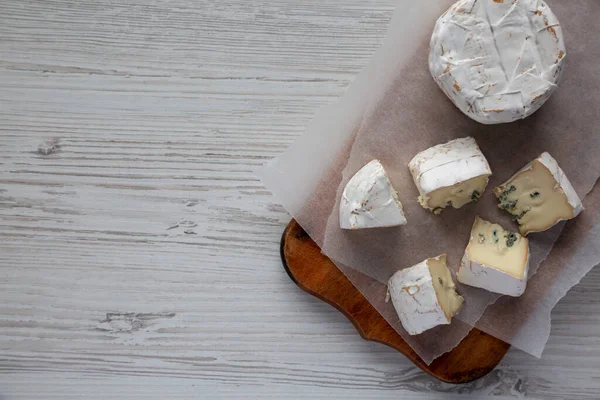 Kırsal ahşap bir tahtanın üzerinde Alp Mavi Peyniri, üst manzara. Dümdüz, tepeden, yukarıdan. Boşluğu kopyala.