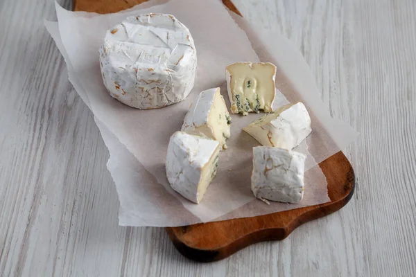 Kırsal tahta üzerinde Alp Mavisi Peyniri, yan manzara.. 