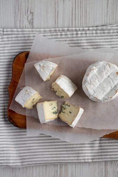 Kırsal ahşap bir tahtanın üzerinde Alp Mavi Peyniri, üst manzara. Dümdüz, tepeden, yukarıdan.