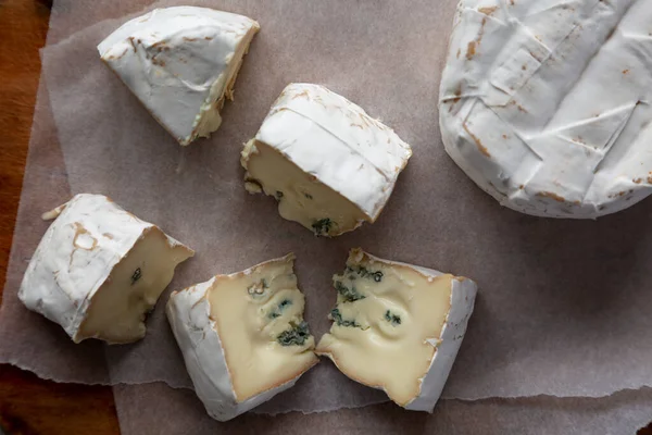 Alpiner Blauschimmelkäse Auf Einem Rustikalen Holzbrett Draufsicht Flache Lage Über — Stockfoto