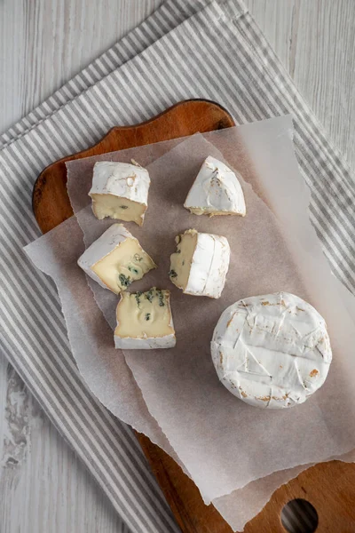 Kırsal ahşap bir tahtanın üzerinde Alp Mavi Peyniri, üst manzara. Dümdüz, tepeden, yukarıdan.