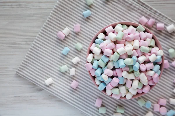 Gökkuşağı Fruity Mini Marshmallow 'u pembe kasede, en iyi manzara. Dümdüz, tepeden, yukarıdan. Boşluğu kopyala.