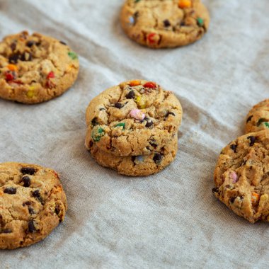 Ev yapımı çikolatalı kurabiye, düşük açılı..