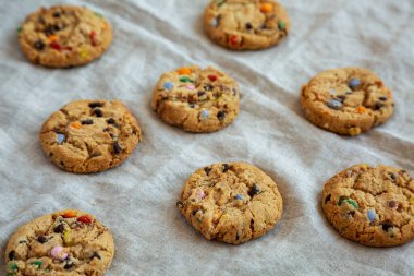 Ev yapımı çikolatalı kurabiyeler, yan görüş.. 