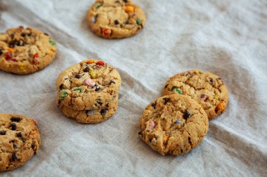 Ev yapımı çikolatalı kurabiye, düşük açılı. Boşluğu kopyala.