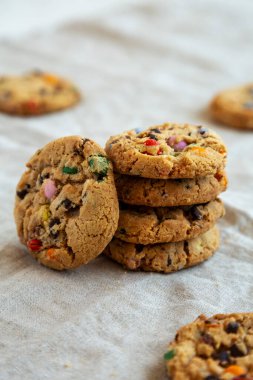 Ev yapımı çikolatalı kurabiyeler, yan görüş.. 