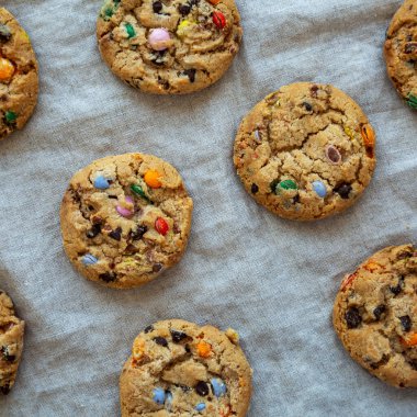 Ev yapımı çikolatalı, çikolatalı, şekerli kurabiyeler. Dümdüz, tepeden, yukarıdan.