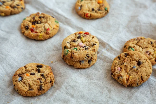 Házi Készítésű Csokoládé Chip Candy Cookie Oldalnézet — Stock Fotó