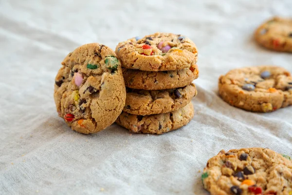 Házi Készítésű Csokoládé Chip Candy Cookie Alacsony Látószögű — Stock Fotó