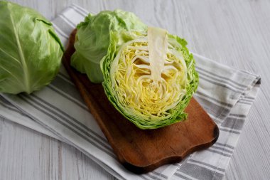 Kırsal ahşap tahtada çiğ organik lahana, düşük açılı.. 