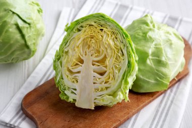 Kırsal ahşap tahtada çiğ organik lahana, düşük açılı.. 