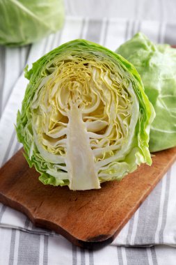 Köy tahtasında çiğ organik lahana, yan görüş. Yakın plan..