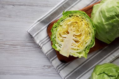 Rustik tahta üzerinde çiğ organik lahana, üst manzara. Dümdüz, tepeden, yukarıdan. Boşluğu kopyala.