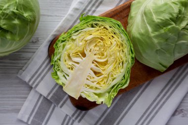 Rustik tahta üzerinde çiğ organik lahana, üst manzara. Dümdüz, tepeden, yukarıdan. Yakın plan..