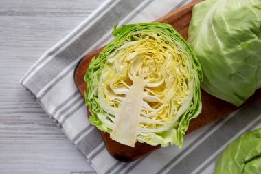 Rustik tahta üzerinde çiğ organik lahana, üst manzara. Dümdüz, tepeden, yukarıdan.