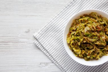 Ev yapımı İrlanda Sauteed Cabbage, Top Manzaralı. Dümdüz, tepeden, yukarıdan. Boşluğu kopyala.