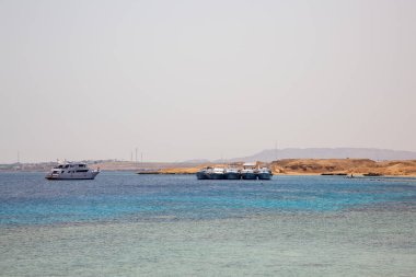 Kızıl Deniz 'in bir körfezinde turistlerle yatlar, Sharm El Şeyh, Mısır