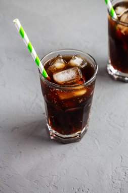Soğuk Tazeleyen Koyu Kola, gri arka planda Buz Küpleri, yan görünüm. 